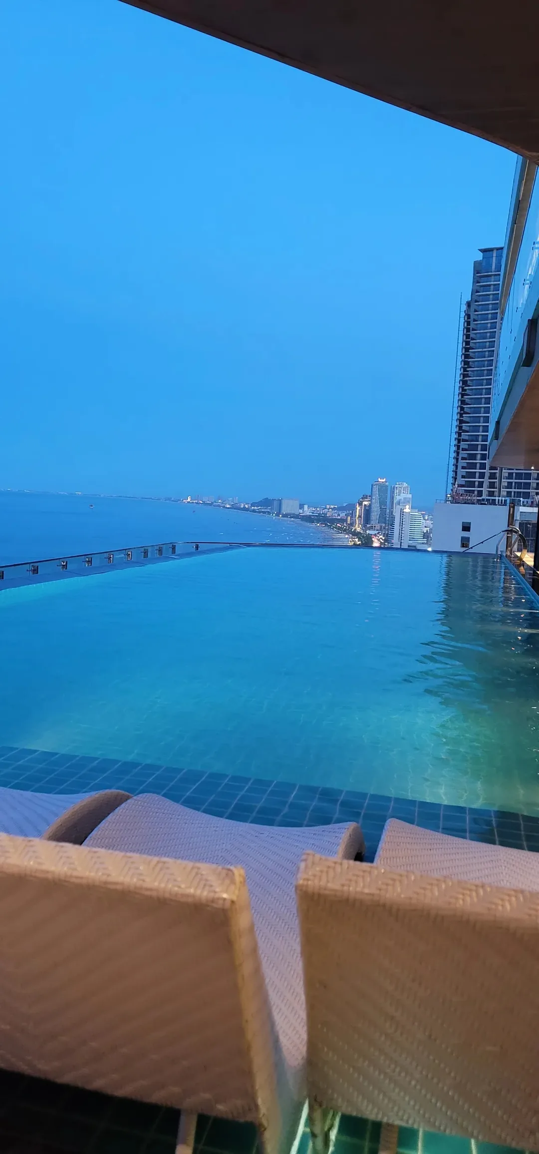 ✈️Review) Hồ bơi trên sân thượng khách sạn Radisson