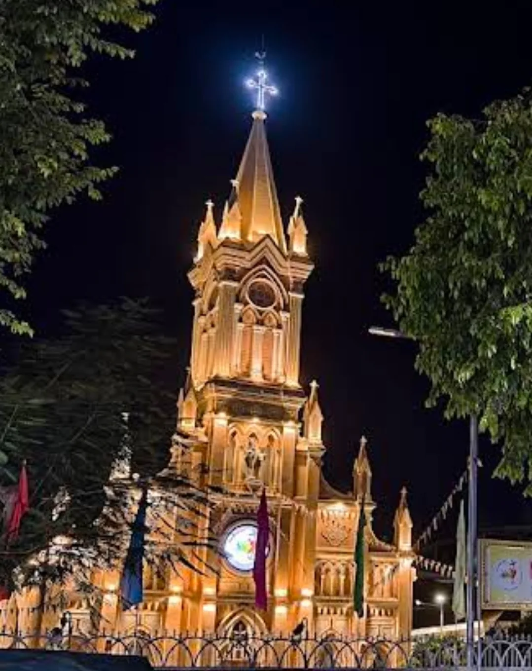 ✈️Review) Cảnh đêm nhà thờ hồng Đà Nẵng
