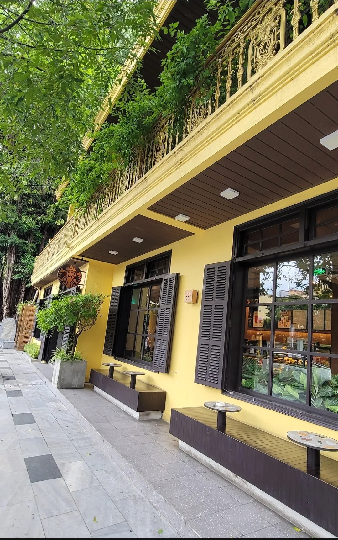 ✈️Review) Cũng phải ghé Starbucks ở Hội An mới được.