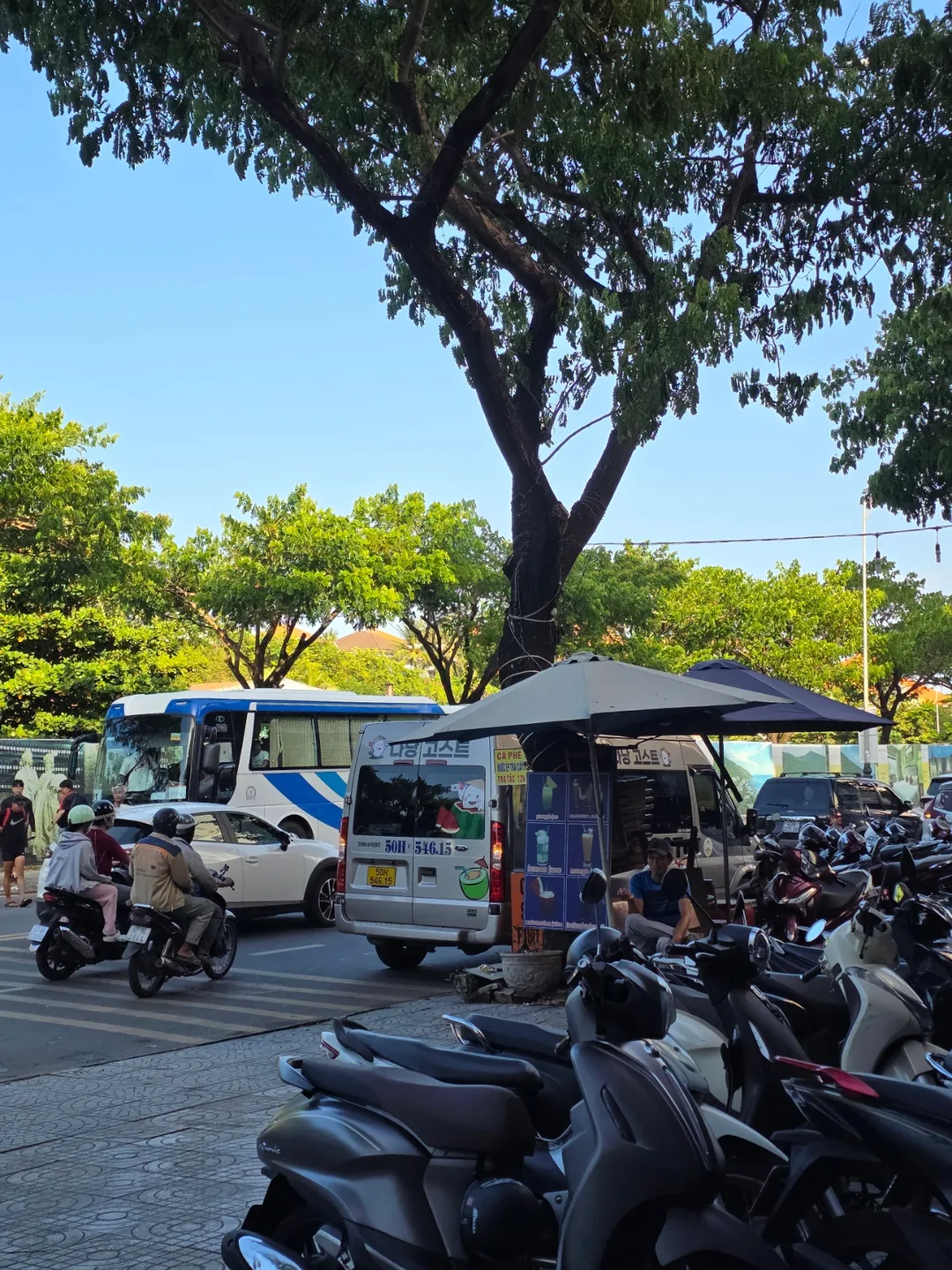 Đó là lịch trình ở lì trong khách sạn cả ngày.