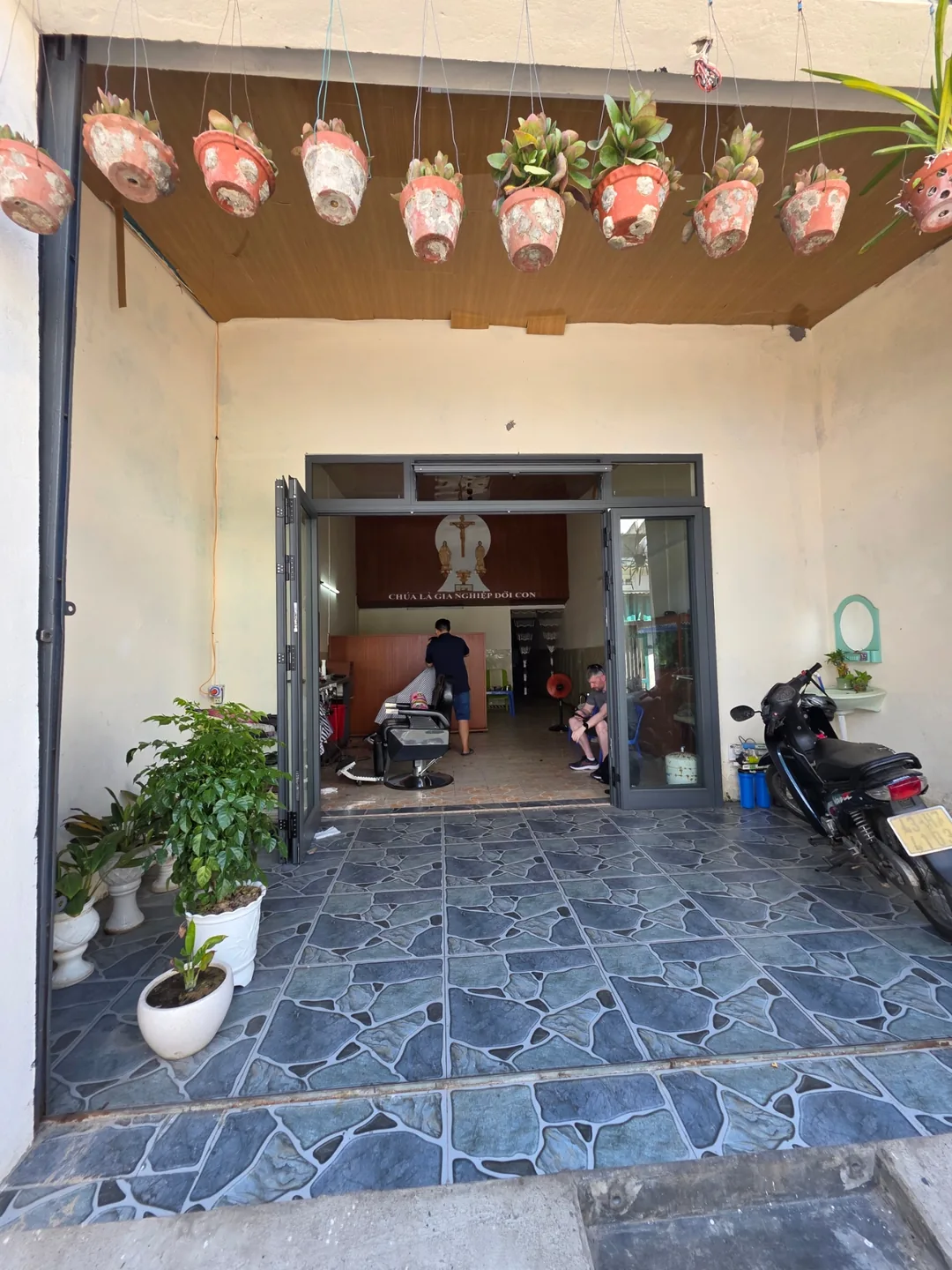 Đánh giá) ▶️✍️ Tiệm cắt tóc nam địa phương đích thực - Junho Barber Shop (JOHN HO BARBER SHOP)