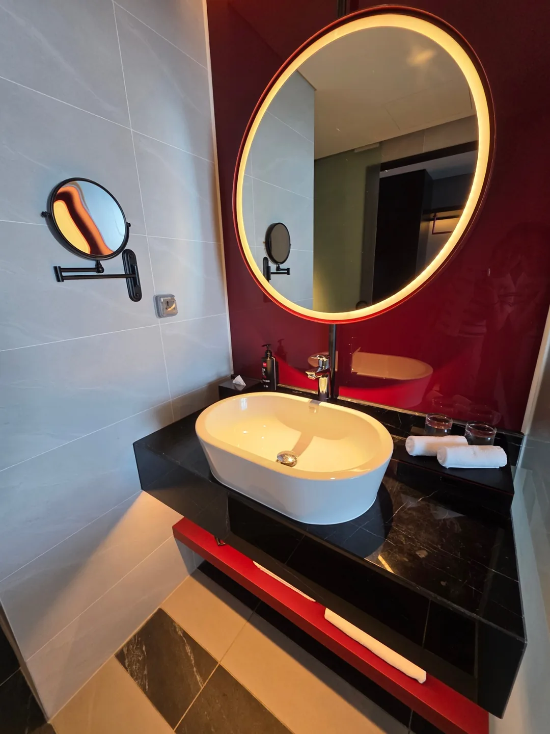 Đánh giá)▶️✍️Nóng bỏng với sắc đỏ rực rỡ —Khách sạn Radisson RED (Radisson RED Danang)—