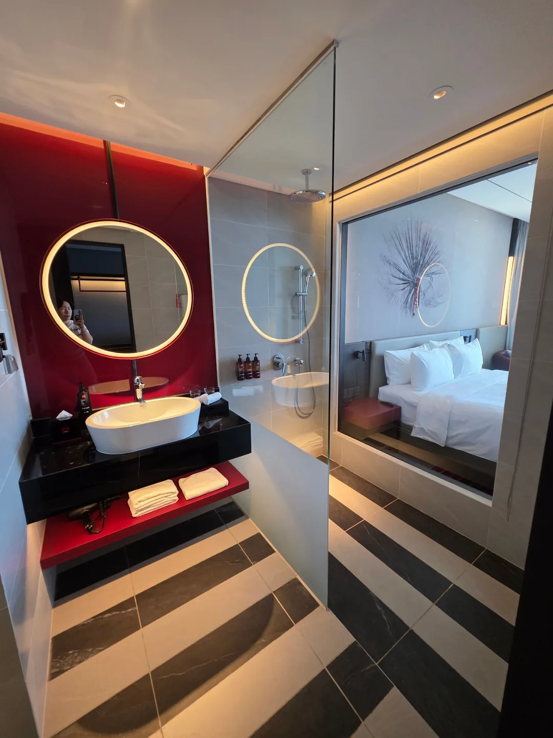Đánh giá)▶️✍️Nóng bỏng với sắc đỏ rực rỡ —Khách sạn Radisson RED (Radisson RED Danang)—