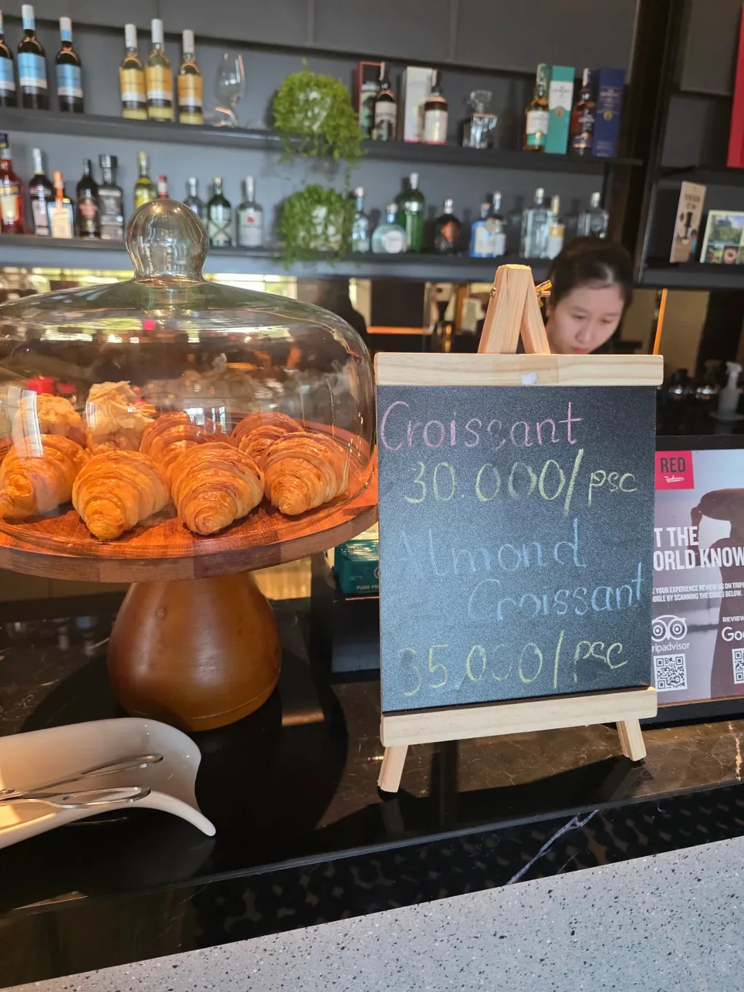 Review) ▶️✍️ Khách sạn Radisson Red - Coffee Lounge, quầy bar trên tầng thượng Blackout Bar