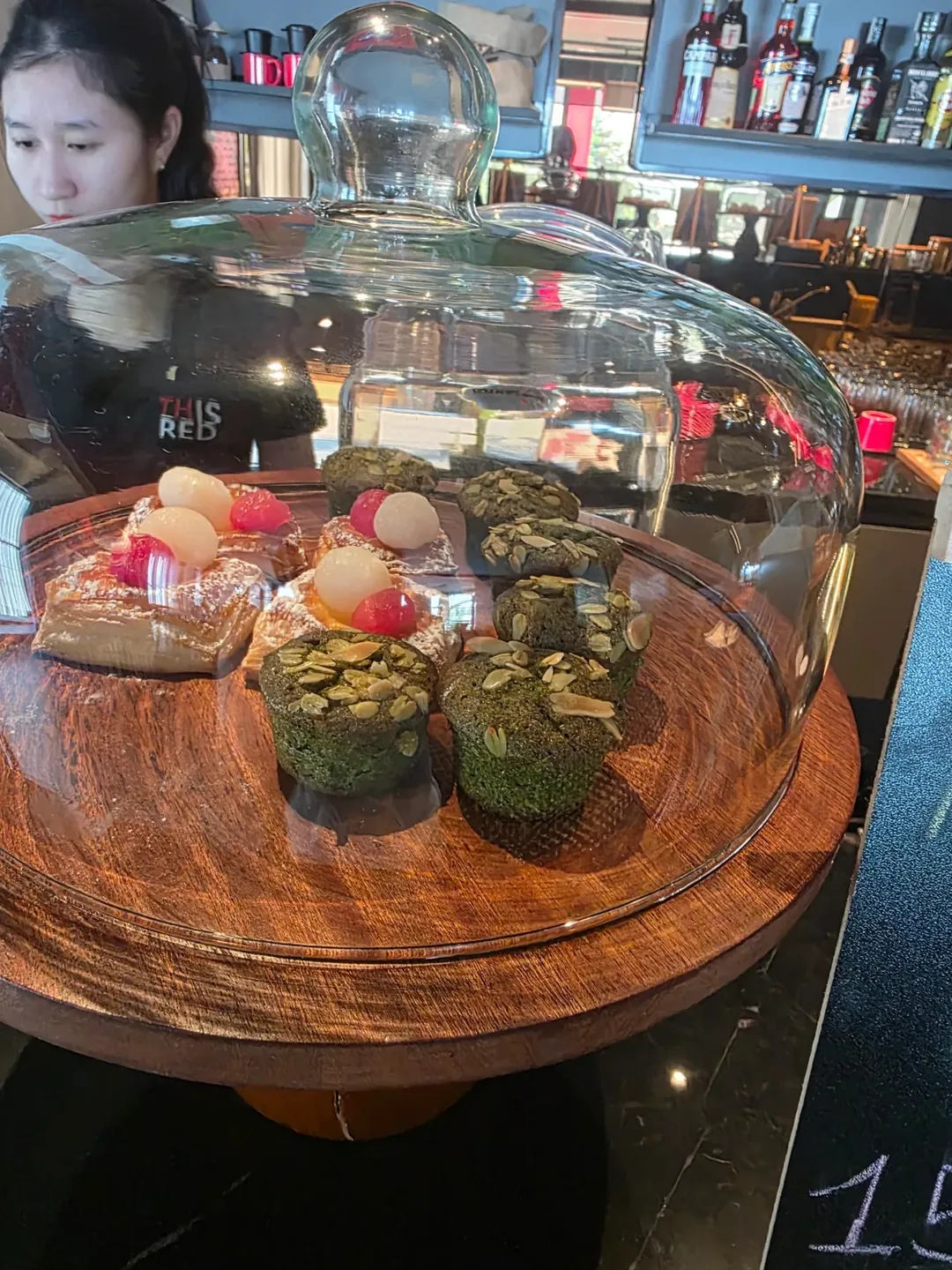 Review) ▶️✍️ Khách sạn Radisson Red - Coffee Lounge, quầy bar trên tầng thượng Blackout Bar
