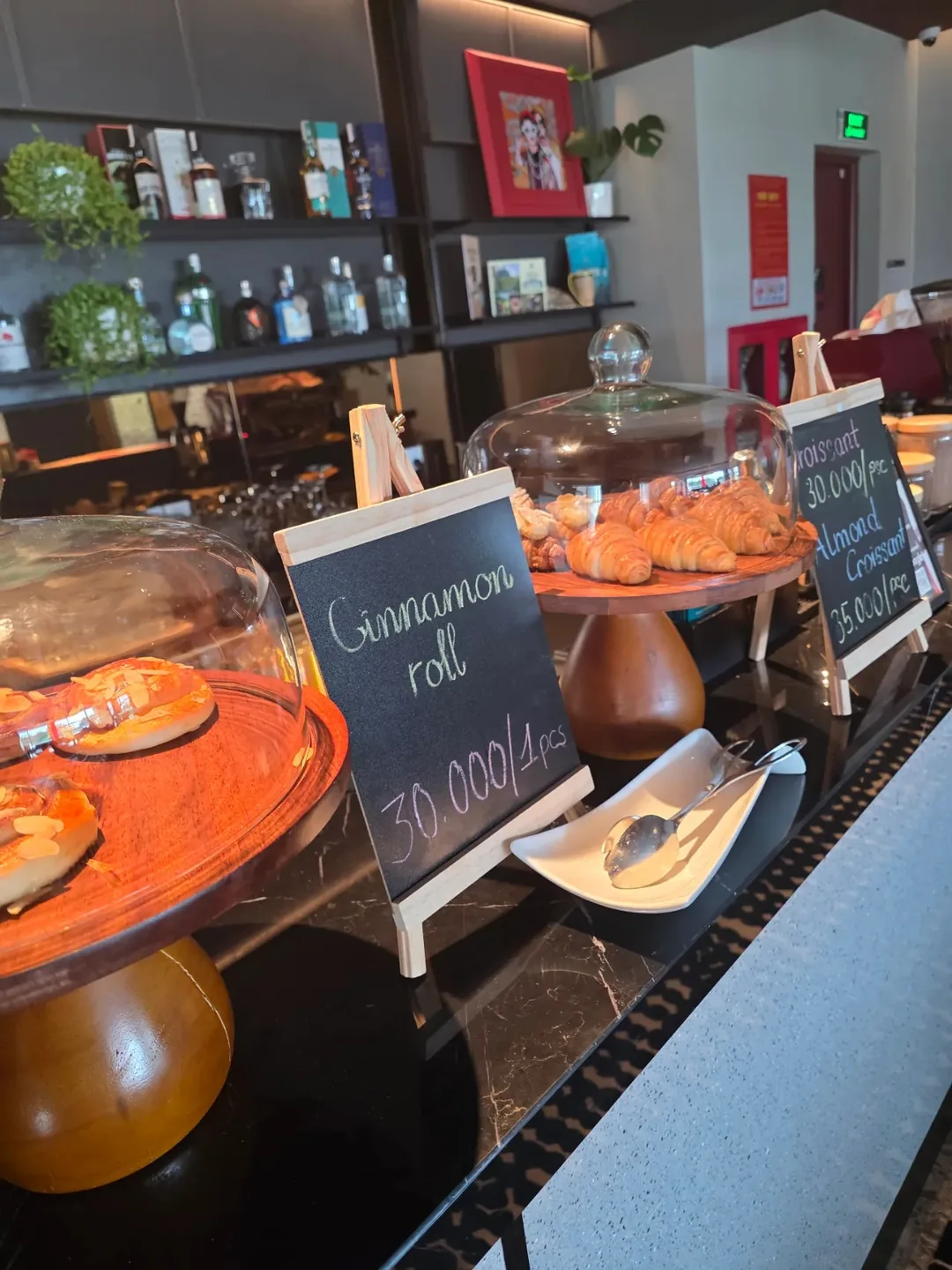 Review) ▶️✍️ Khách sạn Radisson Red - Coffee Lounge, quầy bar trên tầng thượng Blackout Bar