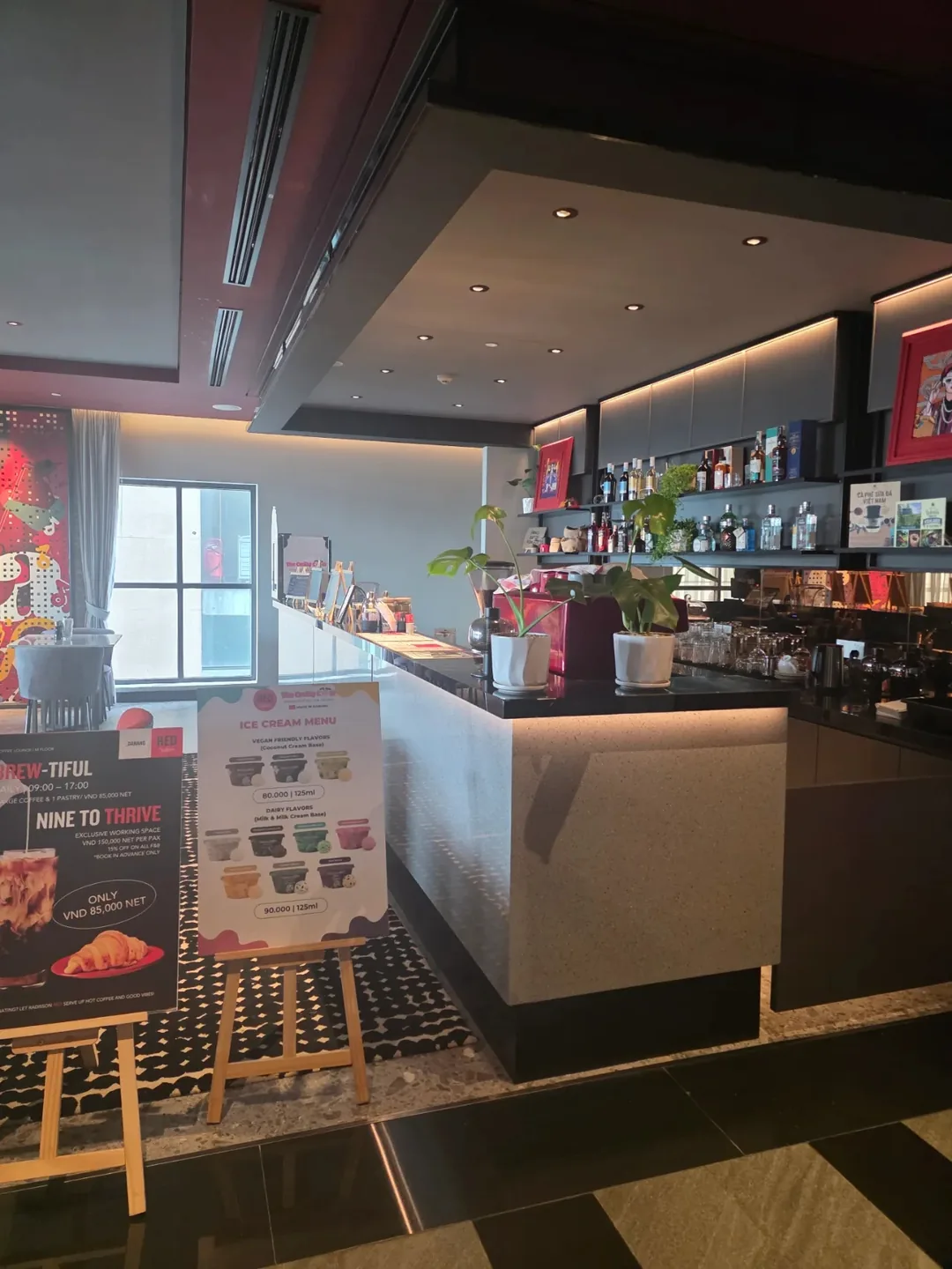 Review) ▶️✍️ Khách sạn Radisson Red - Coffee Lounge, quầy bar trên tầng thượng Blackout Bar
