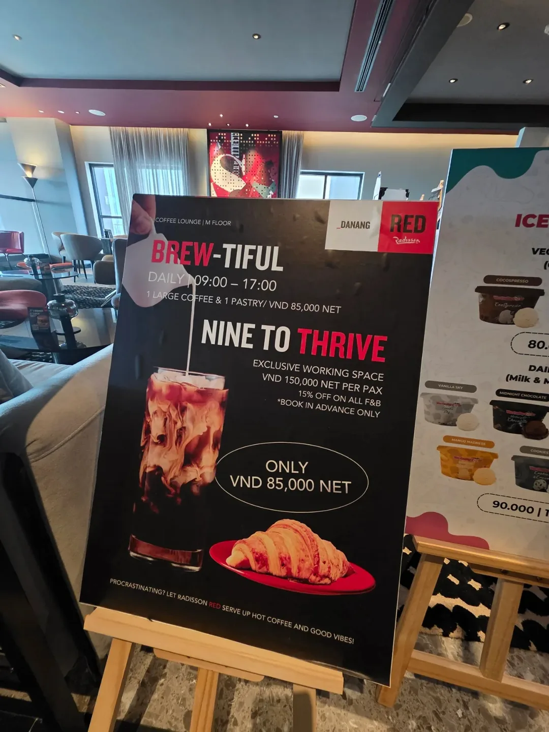 Review) ▶️✍️ Khách sạn Radisson Red - Coffee Lounge, quầy bar trên tầng thượng Blackout Bar