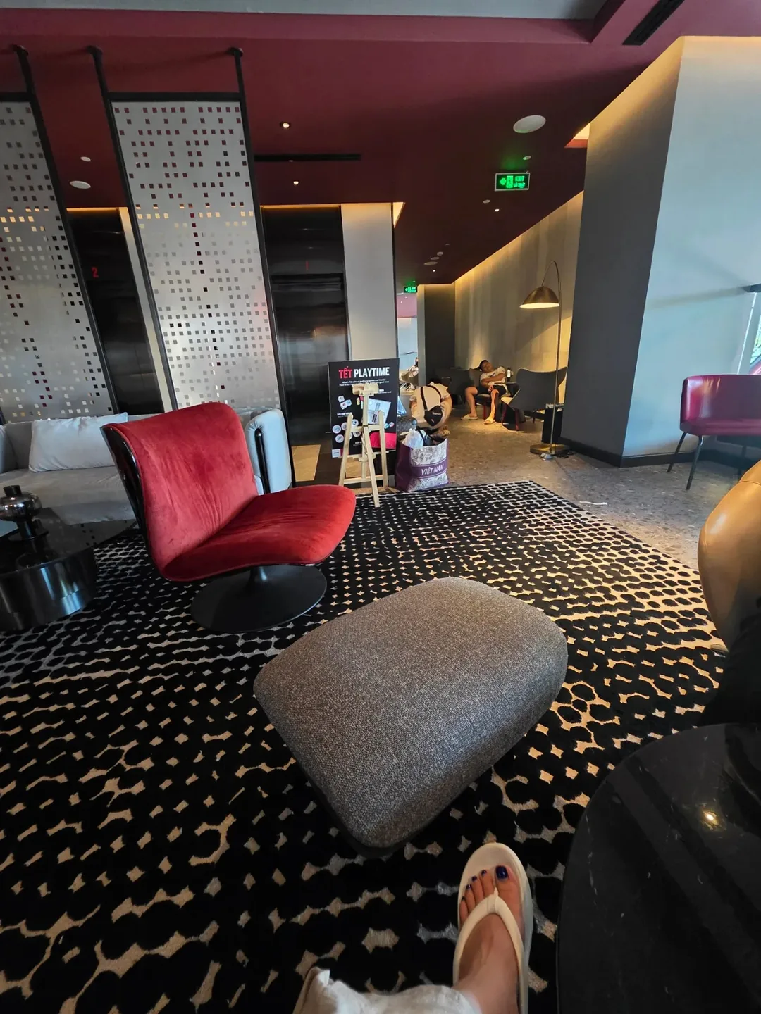 Review) ▶️✍️ Khách sạn Radisson Red - Coffee Lounge, quầy bar trên tầng thượng Blackout Bar