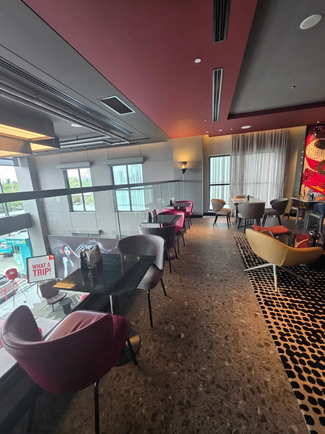 Review) ▶️✍️ Khách sạn Radisson Red - Coffee Lounge, quầy bar trên tầng thượng Blackout Bar