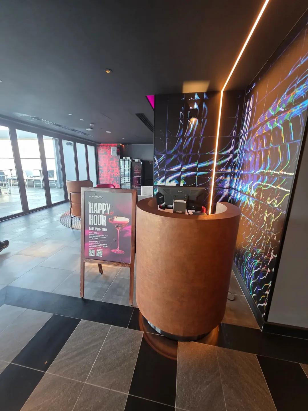 Review) ▶️✍️ Khách sạn Radisson Red - Coffee Lounge, quầy bar trên tầng thượng Blackout Bar
