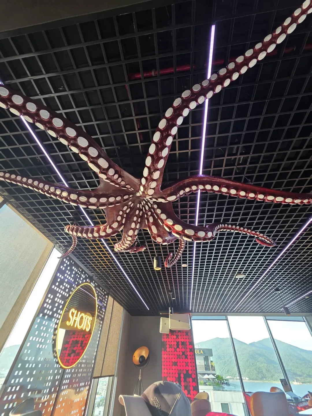 Review) ▶️✍️ Khách sạn Radisson Red - Coffee Lounge, quầy bar trên tầng thượng Blackout Bar