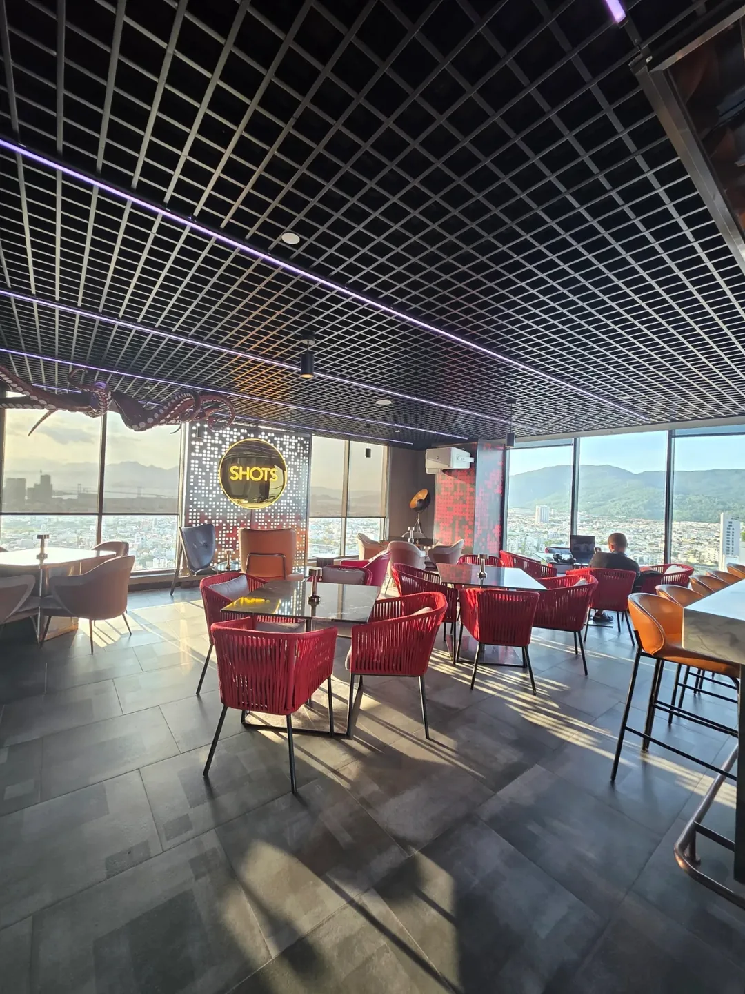 Review) ▶️✍️ Khách sạn Radisson Red - Coffee Lounge, quầy bar trên tầng thượng Blackout Bar