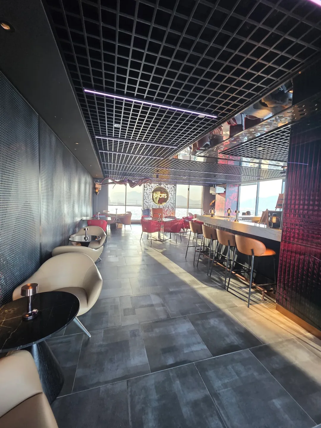 Review) ▶️✍️ Khách sạn Radisson Red - Coffee Lounge, quầy bar trên tầng thượng Blackout Bar