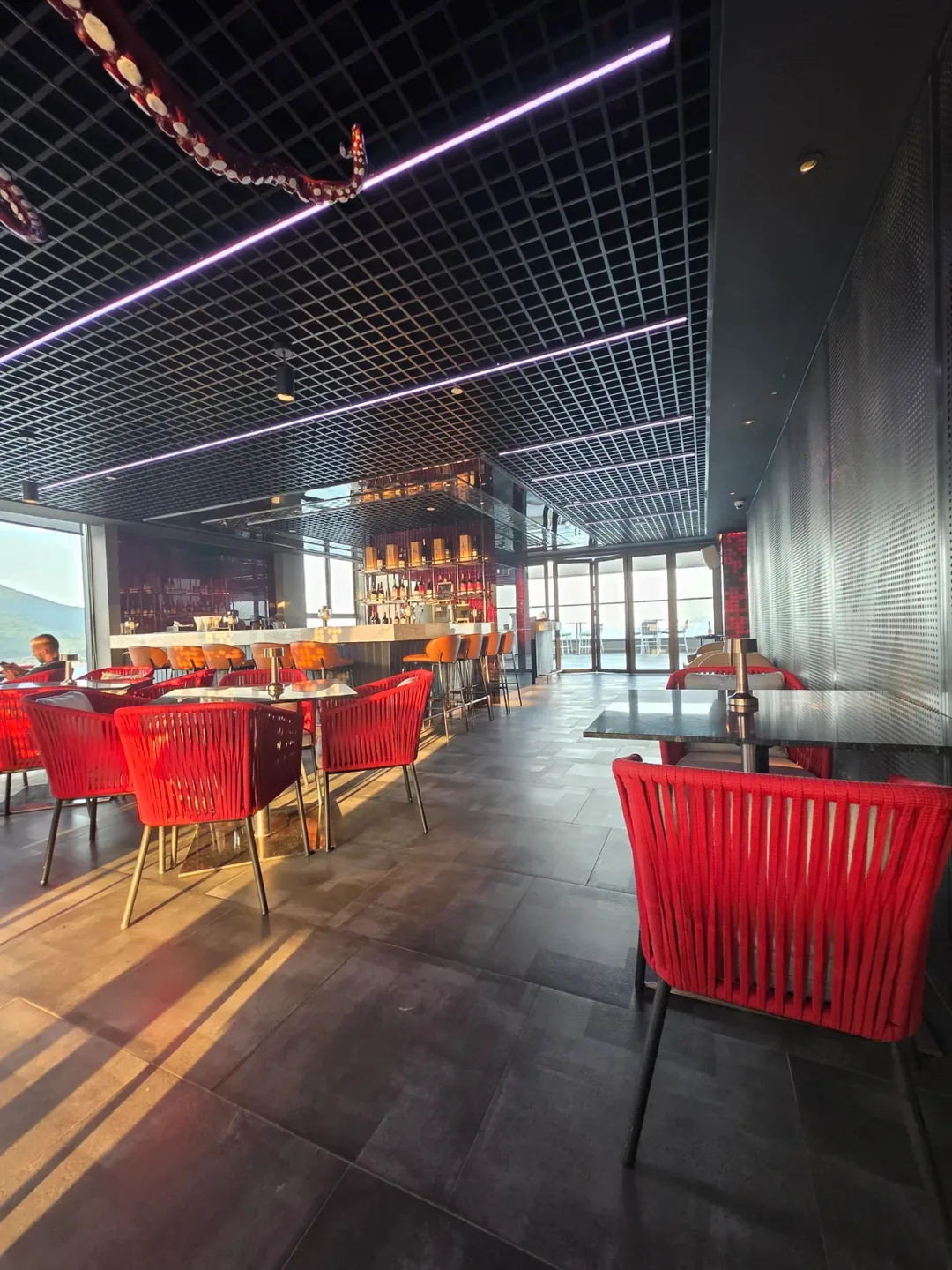 Review) ▶️✍️ Khách sạn Radisson Red - Coffee Lounge, quầy bar trên tầng thượng Blackout Bar