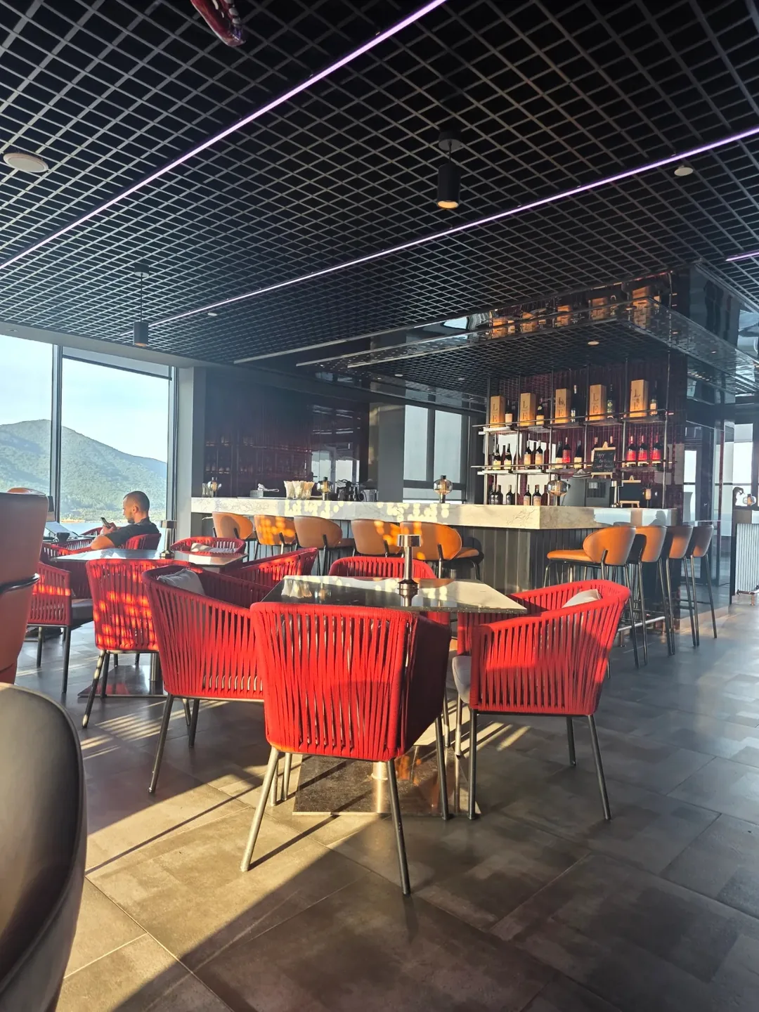 Review) ▶️✍️ Khách sạn Radisson Red - Coffee Lounge, quầy bar trên tầng thượng Blackout Bar