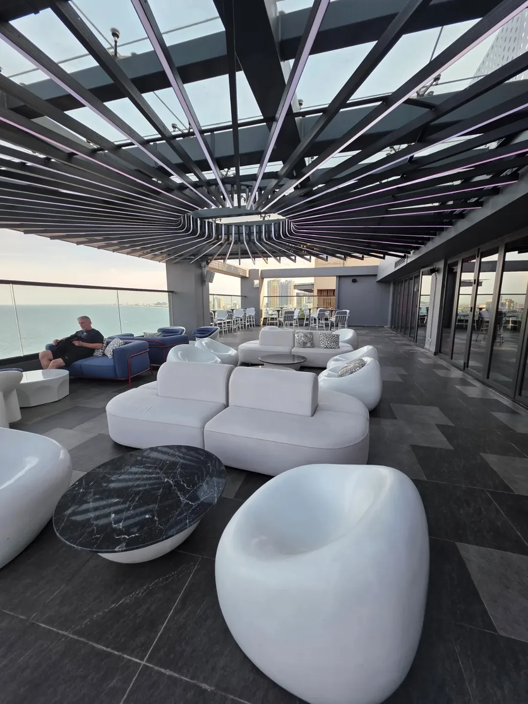 Review) ▶️✍️ Khách sạn Radisson Red - Coffee Lounge, quầy bar trên tầng thượng Blackout Bar