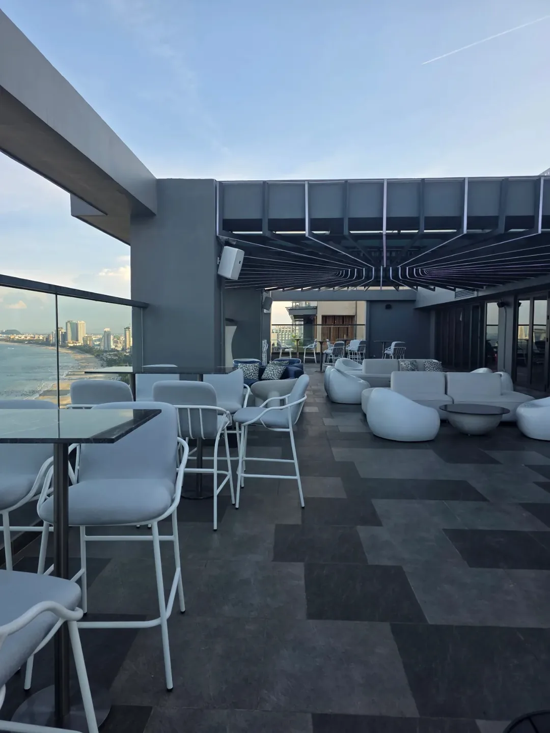 Review) ▶️✍️ Khách sạn Radisson Red - Coffee Lounge, quầy bar trên tầng thượng Blackout Bar