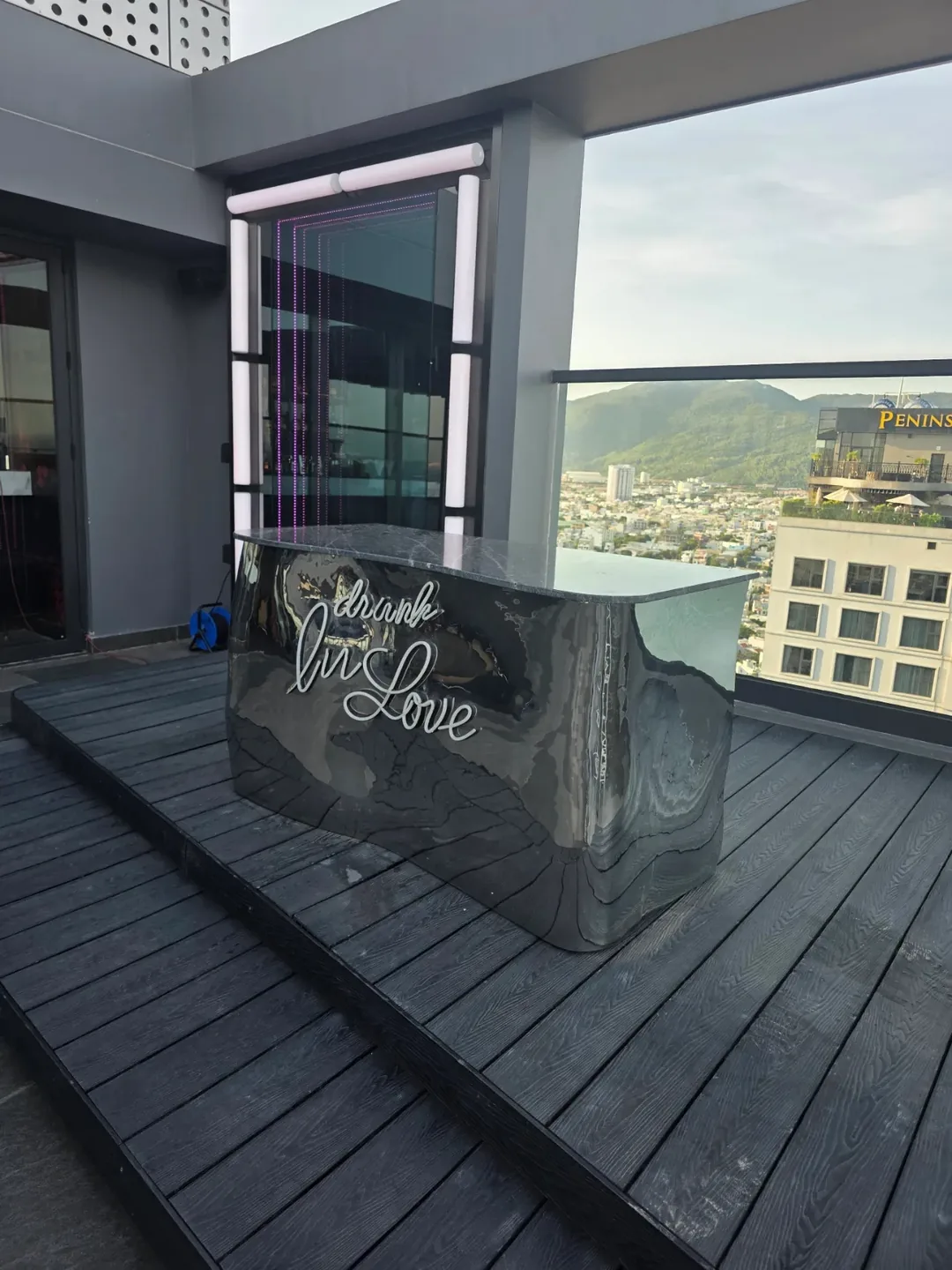 Review) ▶️✍️ Khách sạn Radisson Red - Coffee Lounge, quầy bar trên tầng thượng Blackout Bar