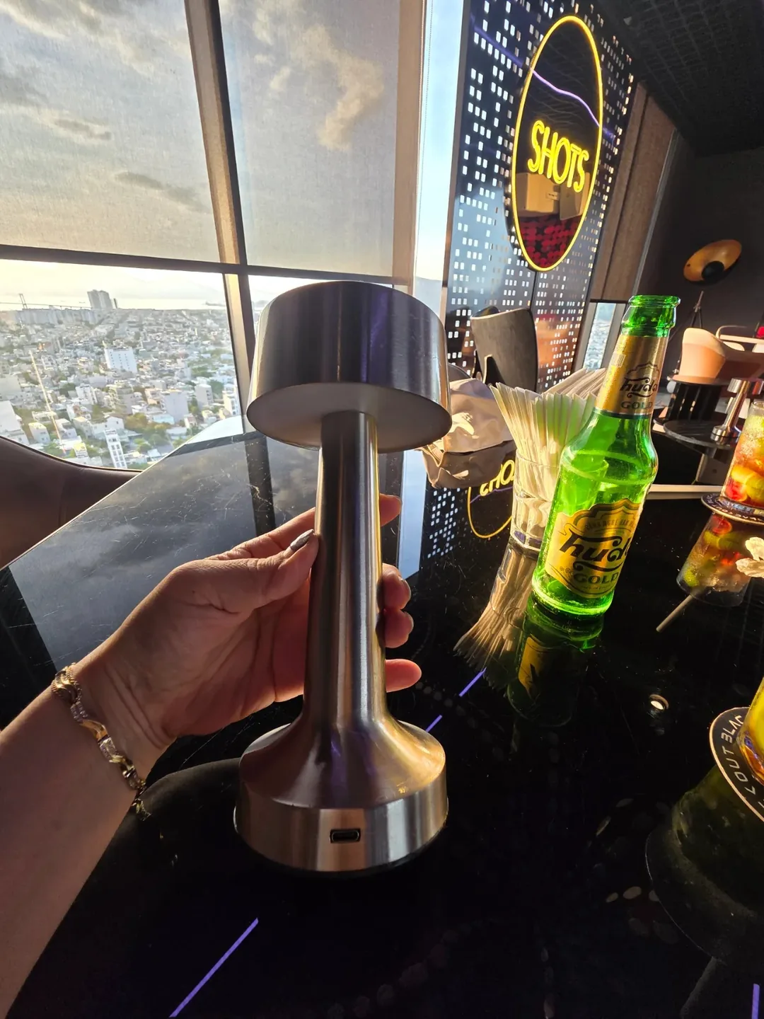 Review) ▶️✍️ Khách sạn Radisson Red - Coffee Lounge, quầy bar trên tầng thượng Blackout Bar