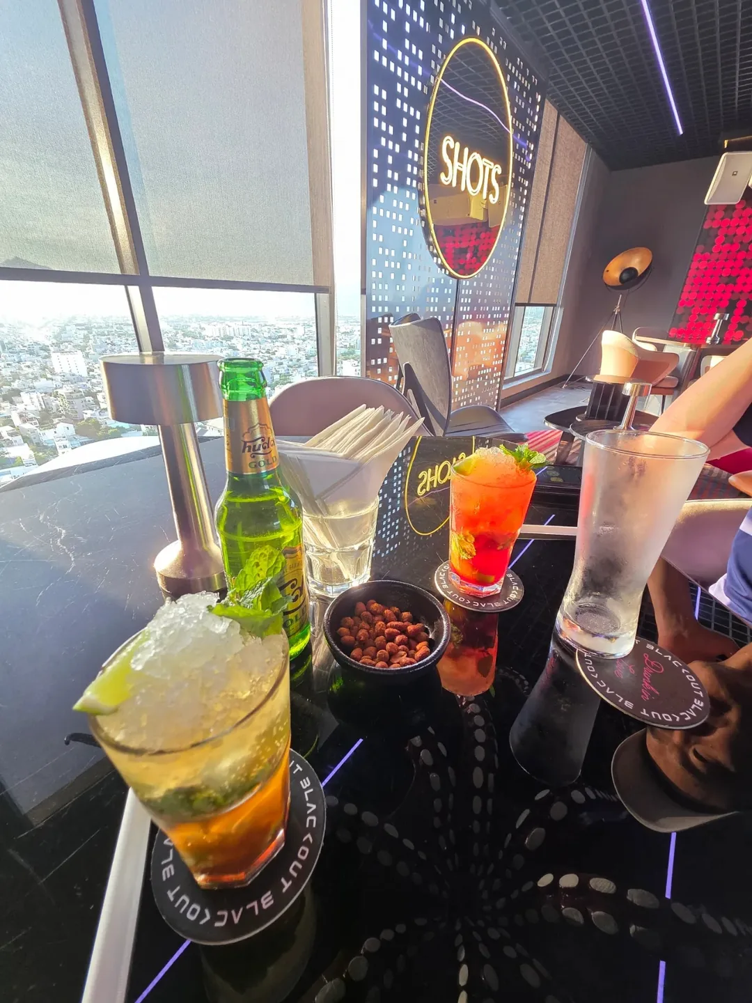 Review) ▶️✍️ Khách sạn Radisson Red - Coffee Lounge, quầy bar trên tầng thượng Blackout Bar