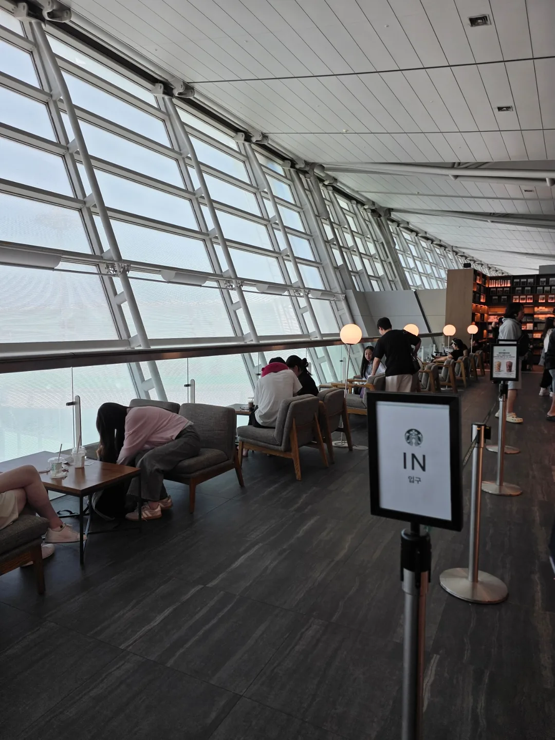 (Du lịch) Starbucks tại khu miễn thuế sân bay Incheon
