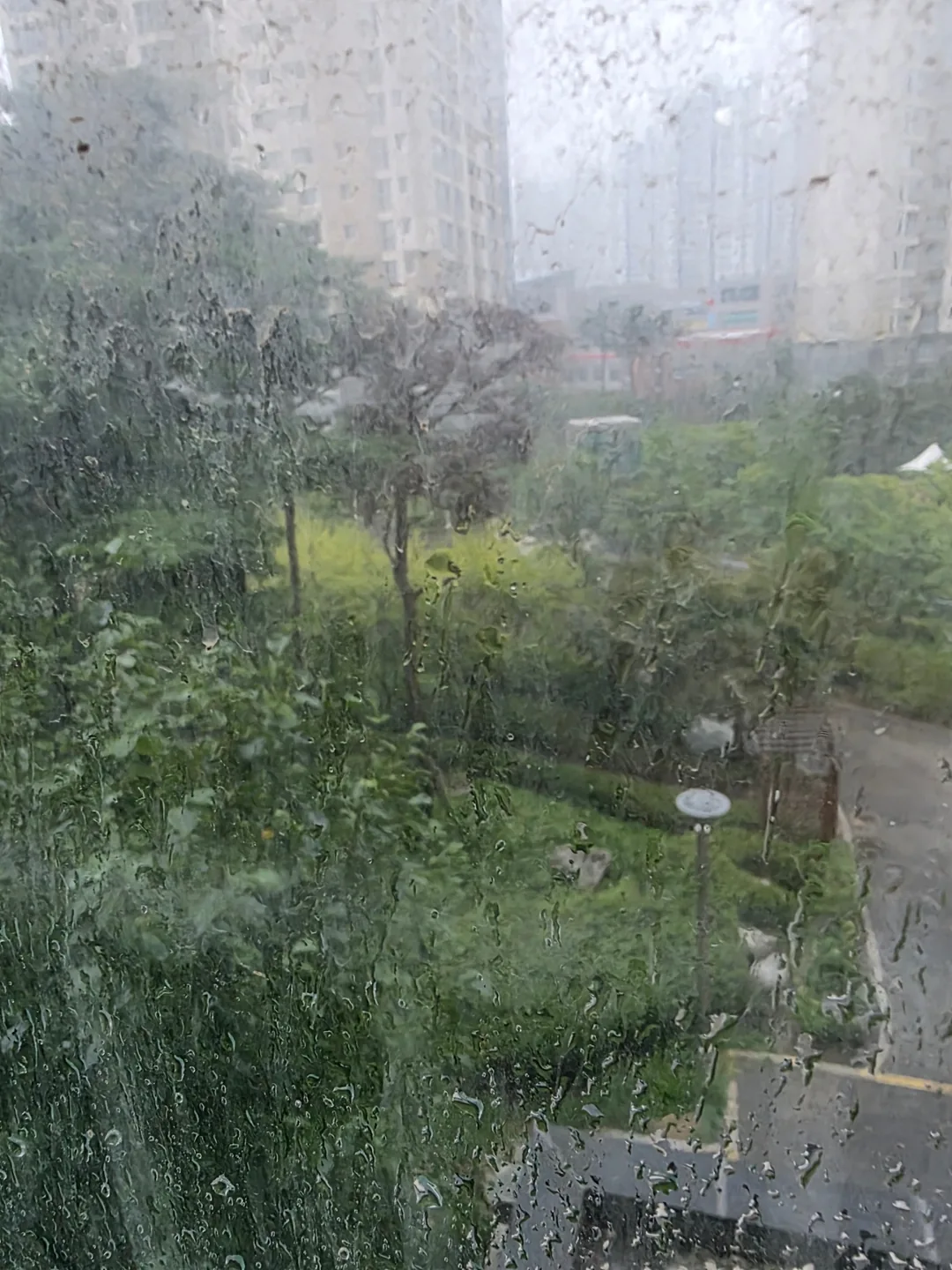Trời đang mưa to.