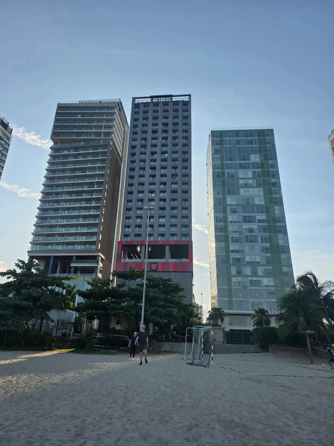 Đánh giá)▶️✍️Tiệm giặt là phía sau khách sạn Radisson Red