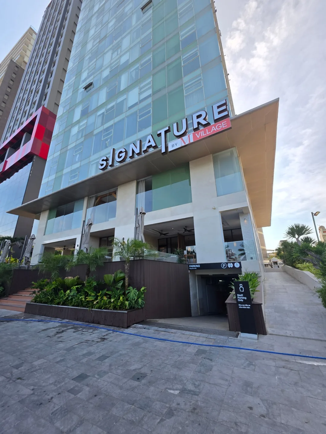 Đánh giá)▶️✍️Tiệm giặt là phía sau khách sạn Radisson Red