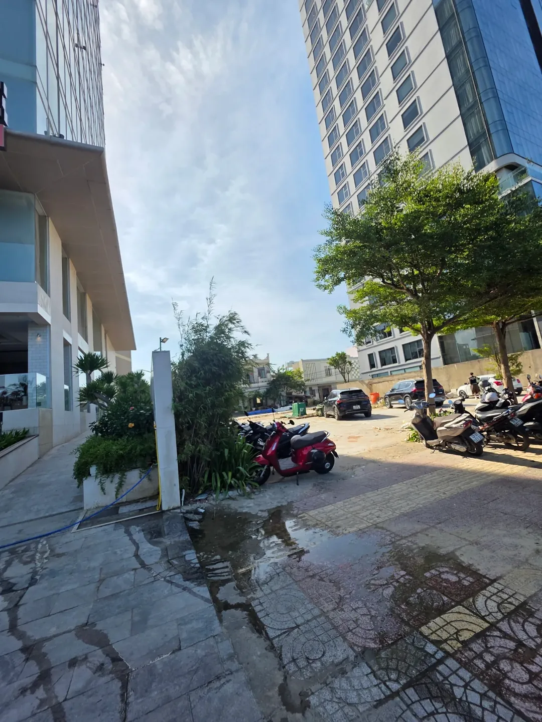 Đánh giá)▶️✍️Tiệm giặt là phía sau khách sạn Radisson Red