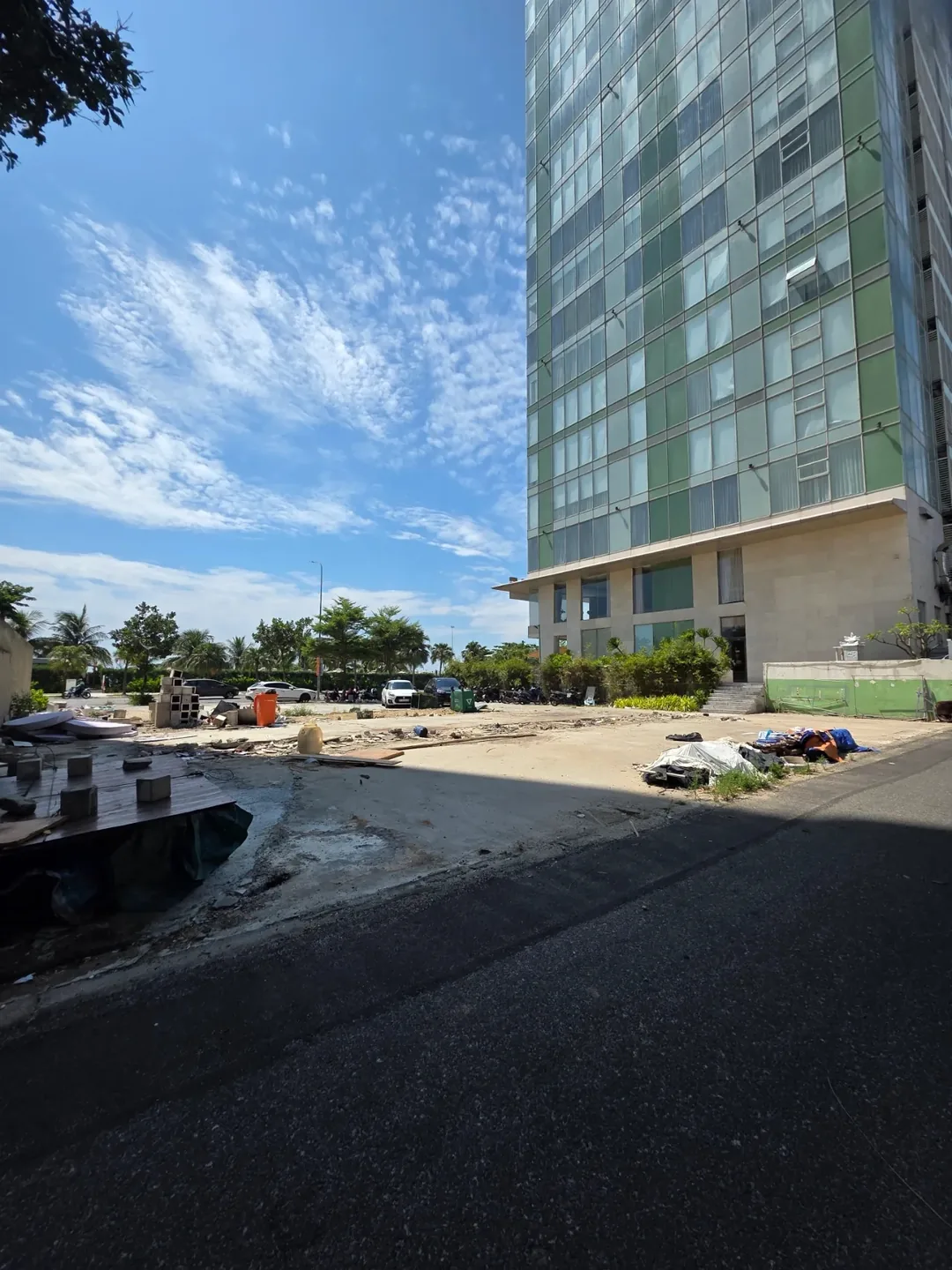 Đánh giá)▶️✍️Tiệm giặt là phía sau khách sạn Radisson Red
