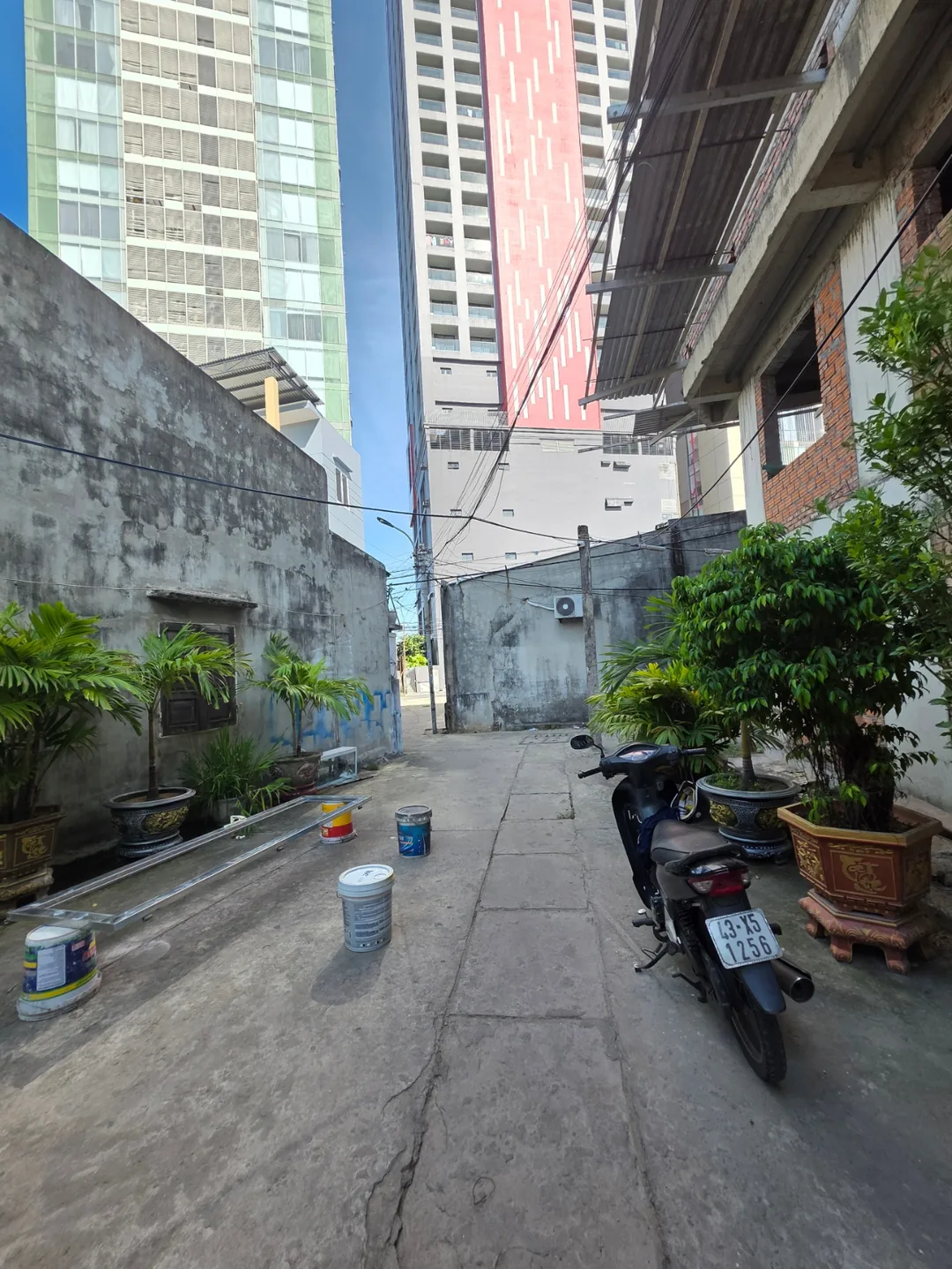 Đánh giá)▶️✍️Tiệm giặt là phía sau khách sạn Radisson Red