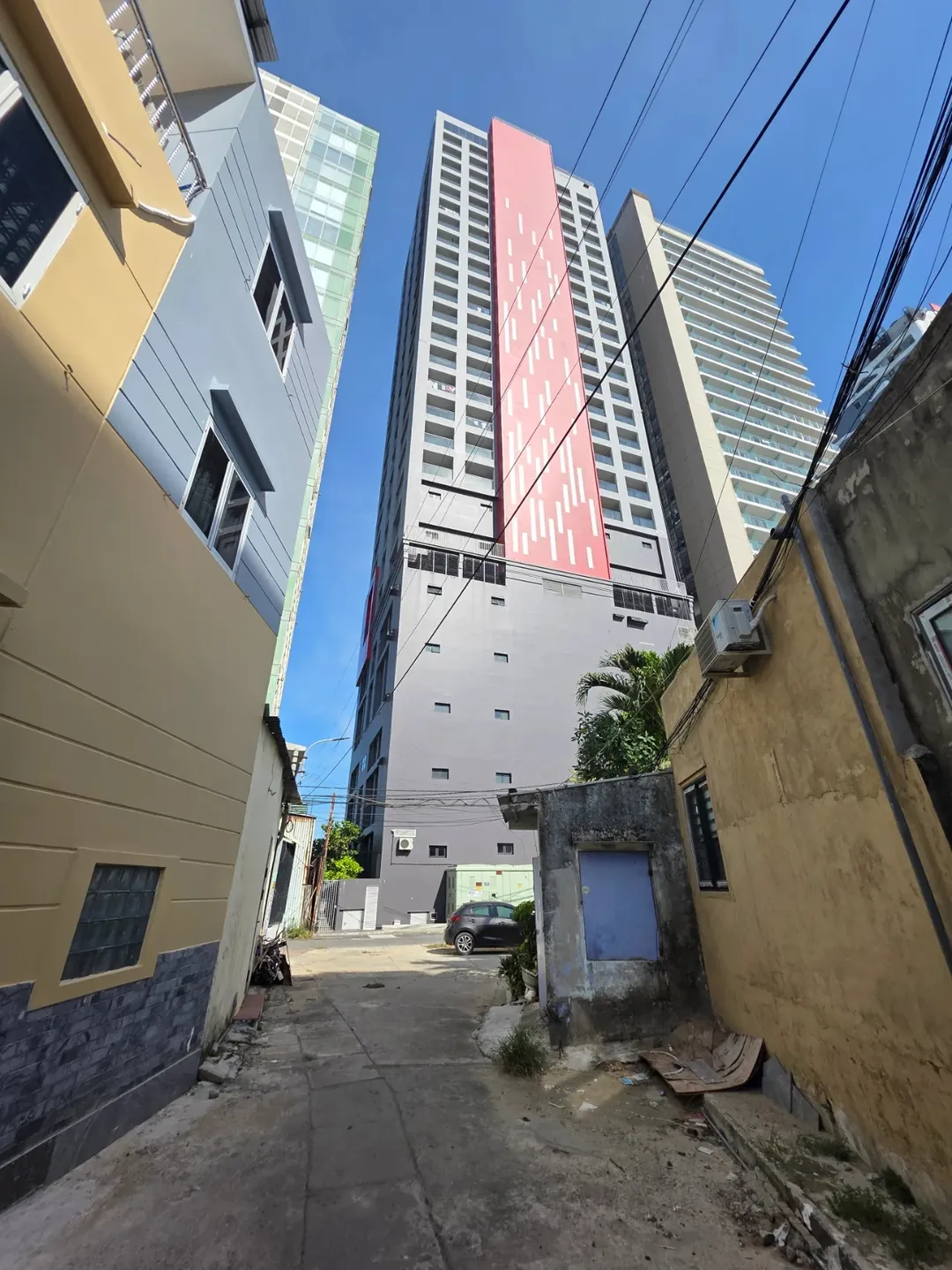 Đánh giá)▶️✍️Tiệm giặt là phía sau khách sạn Radisson Red