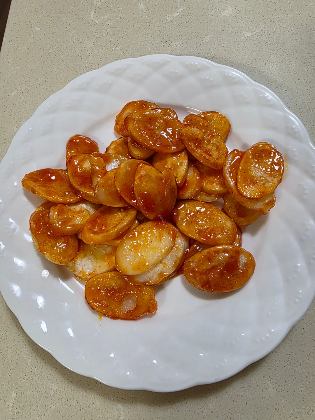 Phiên bản sotteok (xiên xúc xích và bánh gạo) làm từ tteokguk-tteok (bánh gạo dùng nấu canh tteokguk)