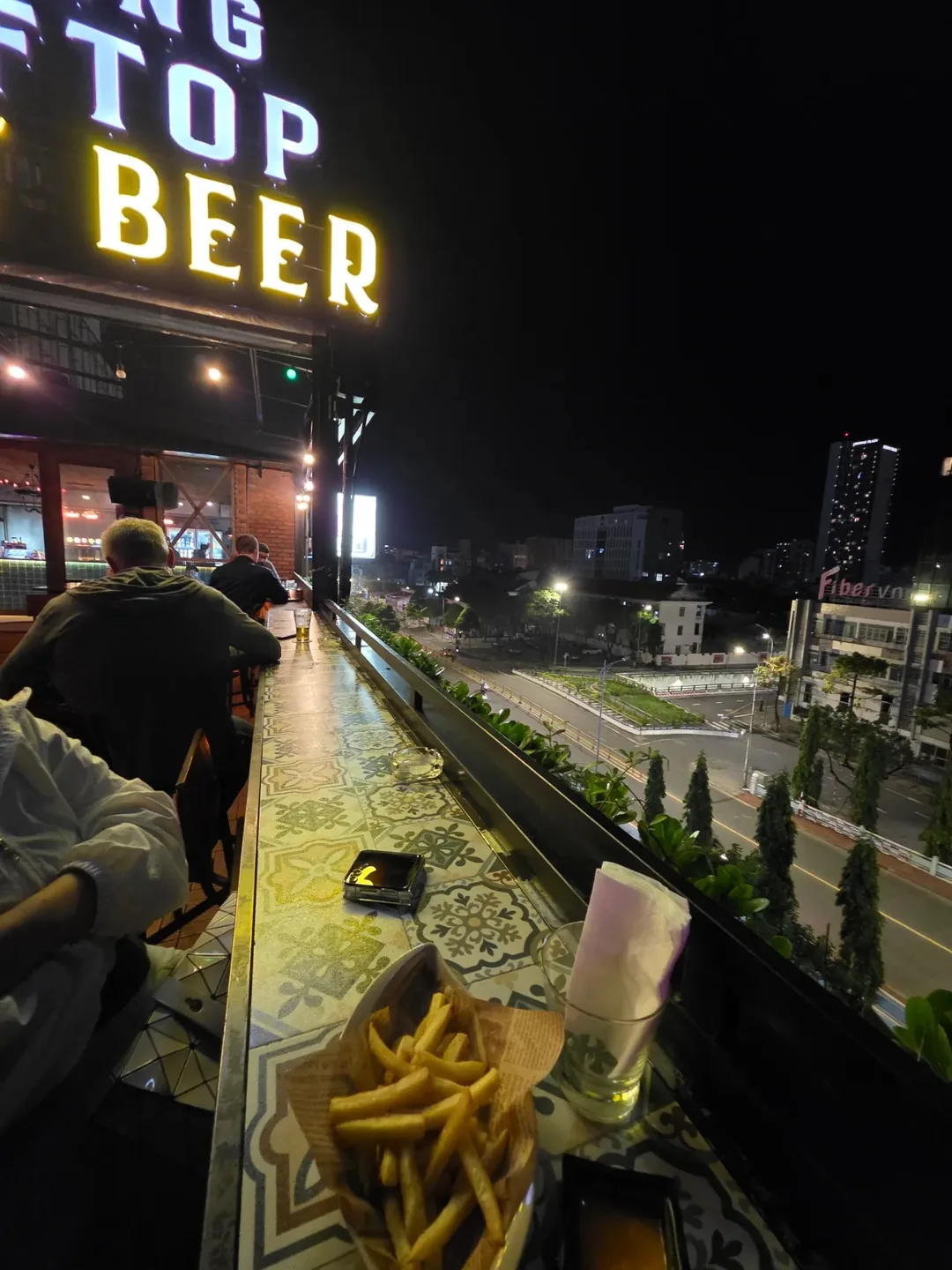 ✈️Quán bia rooftop đã ghé sau khi đến nơi vào ban đêm - Rooftop Craft Beer (Da Nang Rooftop - Craft Beer)
