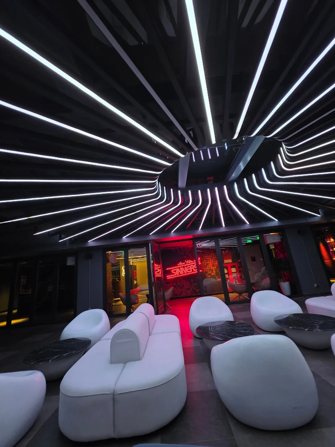✈️ Cùng đi đến quầy bar trên sân thượng của khách sạn Radisson nhé.