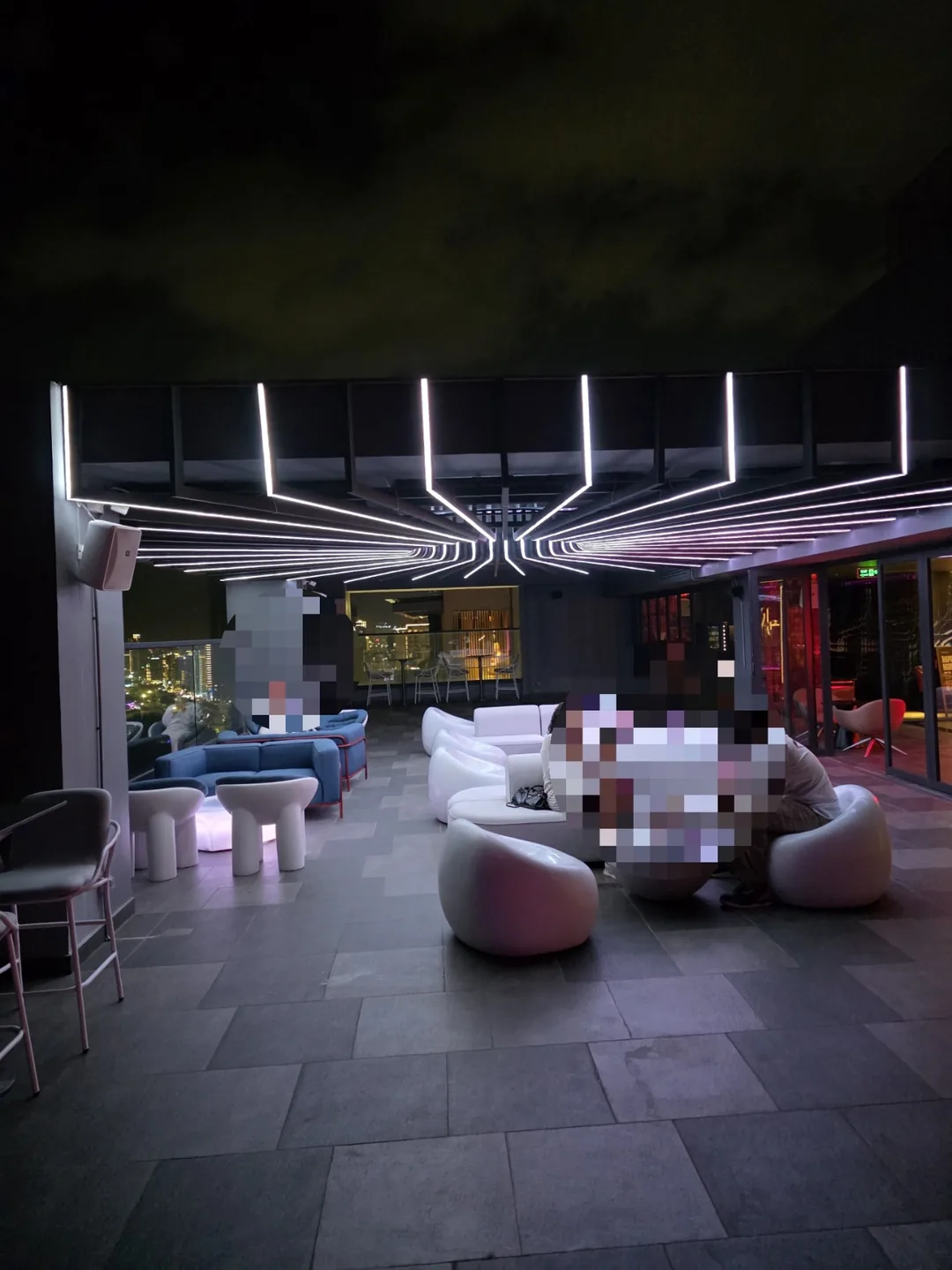 ✈️ Cùng đi đến quầy bar trên sân thượng của khách sạn Radisson nhé.