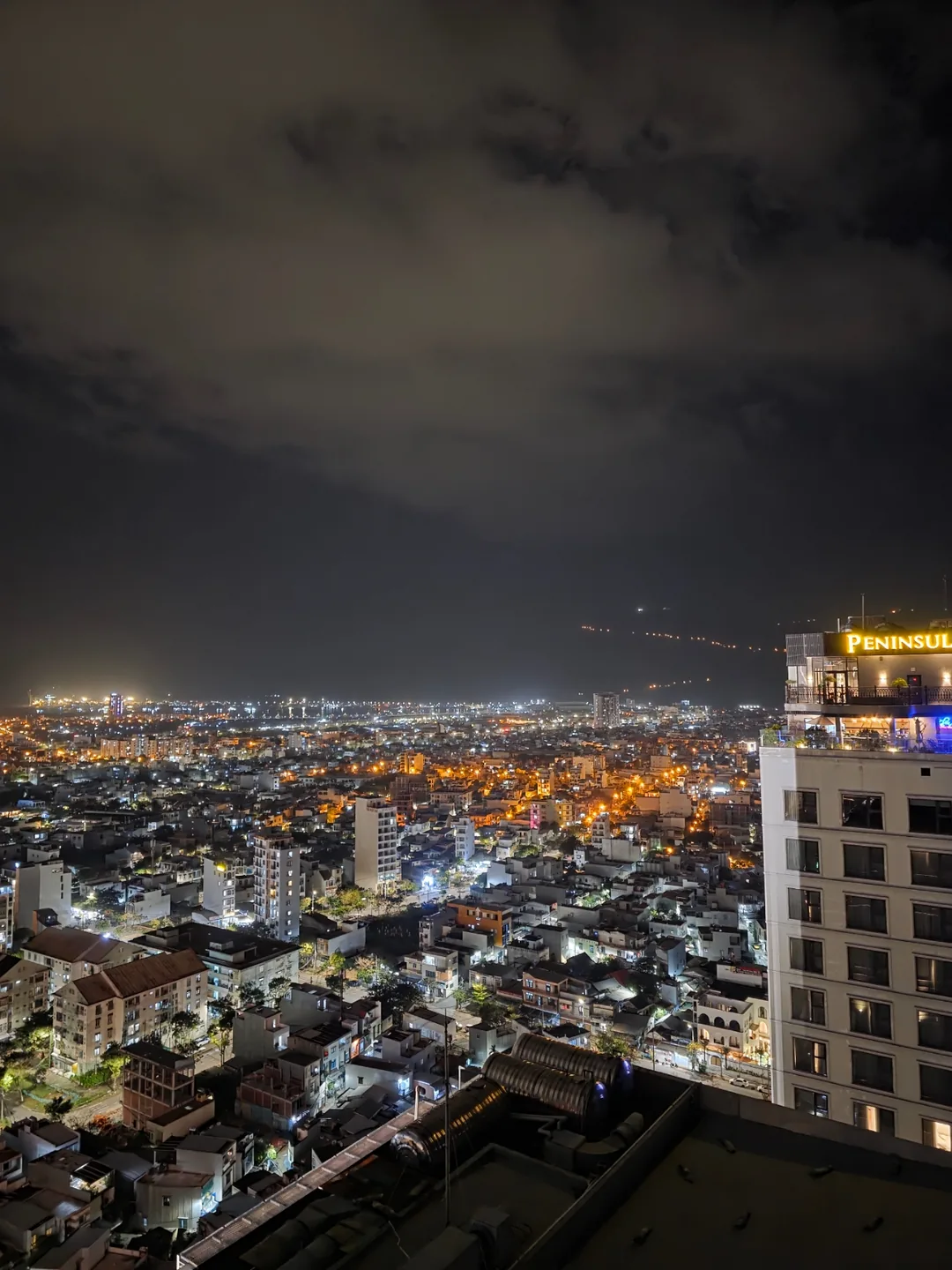 ✈️ Cùng đi đến quầy bar trên sân thượng của khách sạn Radisson nhé.