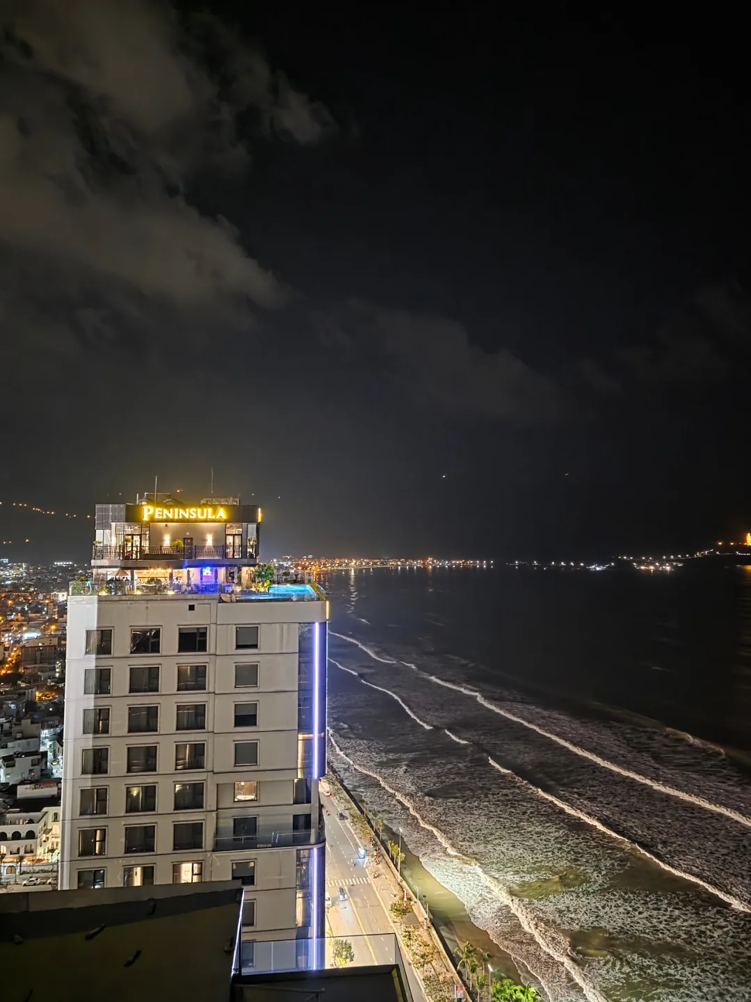 ✈️ Cùng đi đến quầy bar trên sân thượng của khách sạn Radisson nhé.