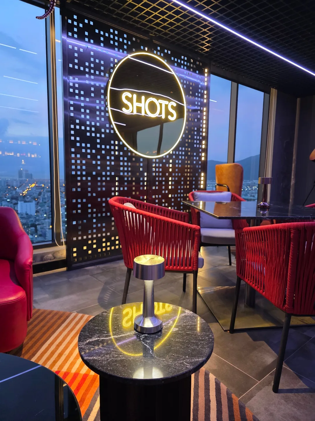 ✈️ Cùng đi đến quầy bar trên sân thượng của khách sạn Radisson nhé.