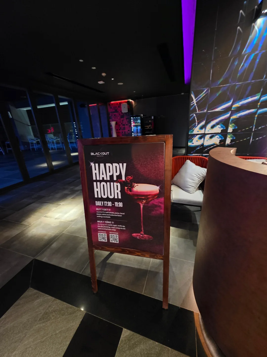 ✈️ Cùng đi đến quầy bar trên sân thượng của khách sạn Radisson nhé.
