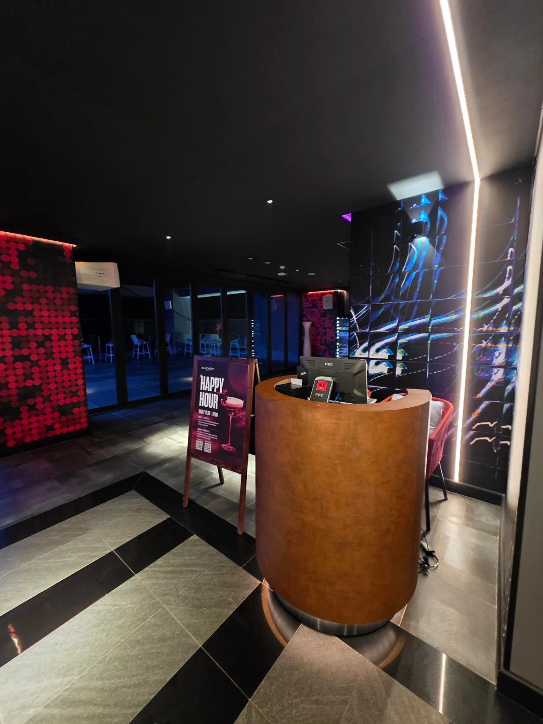✈️ Cùng đi đến quầy bar trên sân thượng của khách sạn Radisson nhé.
