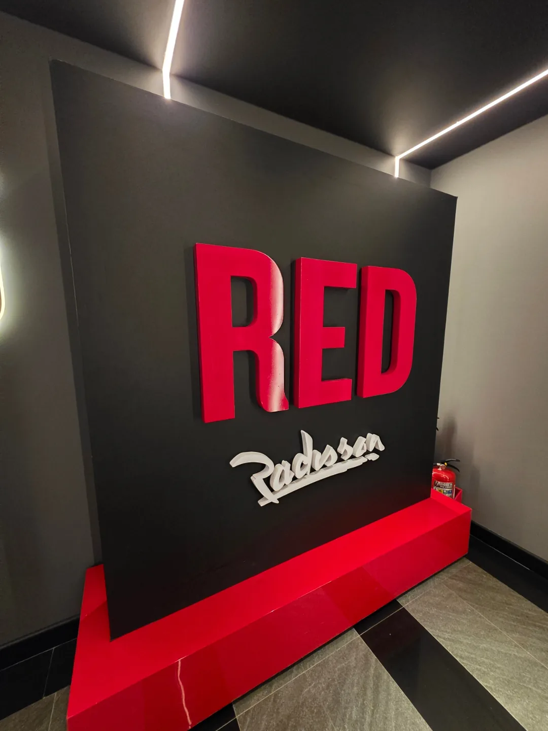 ✈️ Cùng đi đến quầy bar trên sân thượng của khách sạn Radisson nhé.