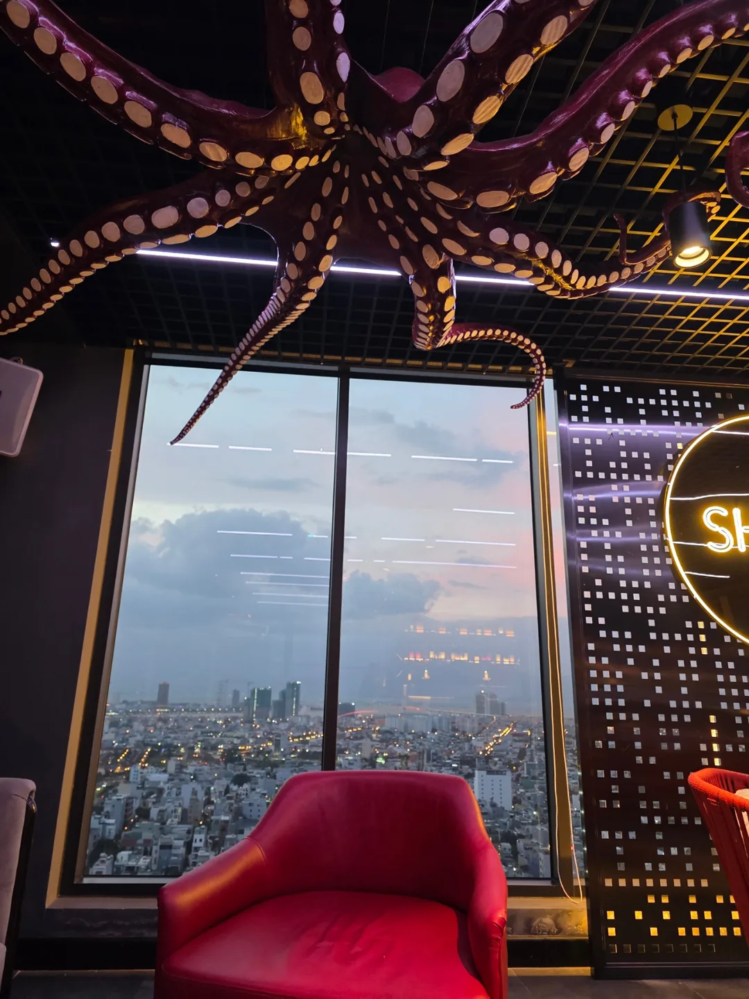 ✈️ Cùng đi đến quầy bar trên sân thượng của khách sạn Radisson nhé.