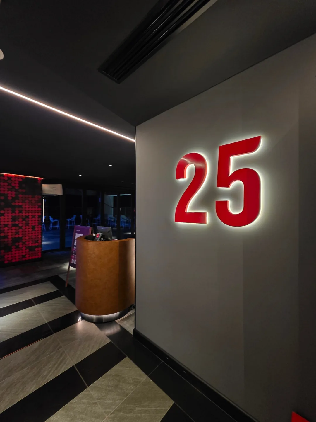✈️ Cùng đi đến quầy bar trên sân thượng của khách sạn Radisson nhé.