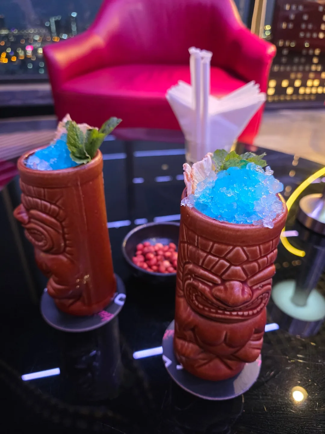 ✈️ Cùng đi đến quầy bar trên sân thượng của khách sạn Radisson nhé.