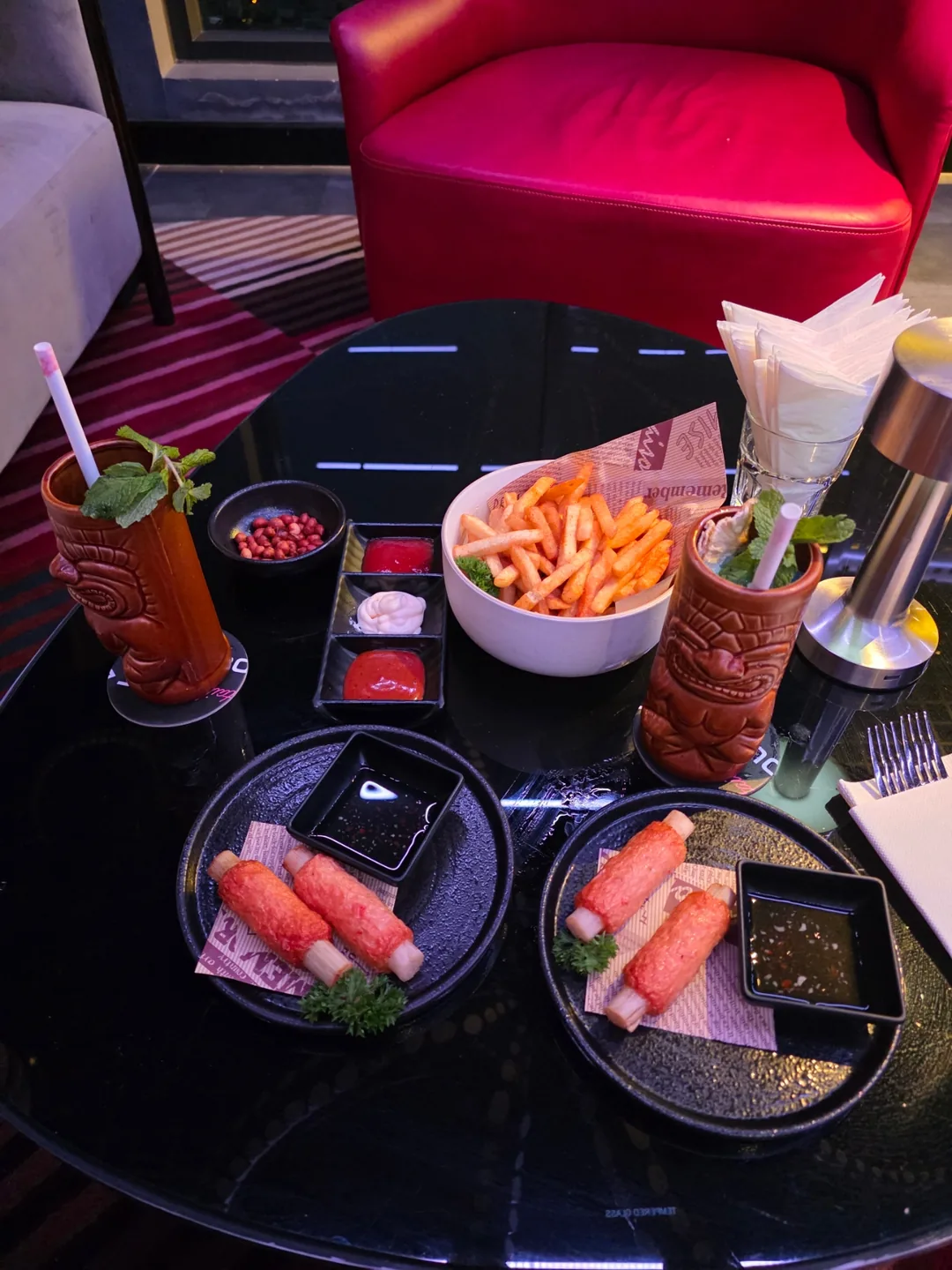 ✈️ Cùng đi đến quầy bar trên sân thượng của khách sạn Radisson nhé.