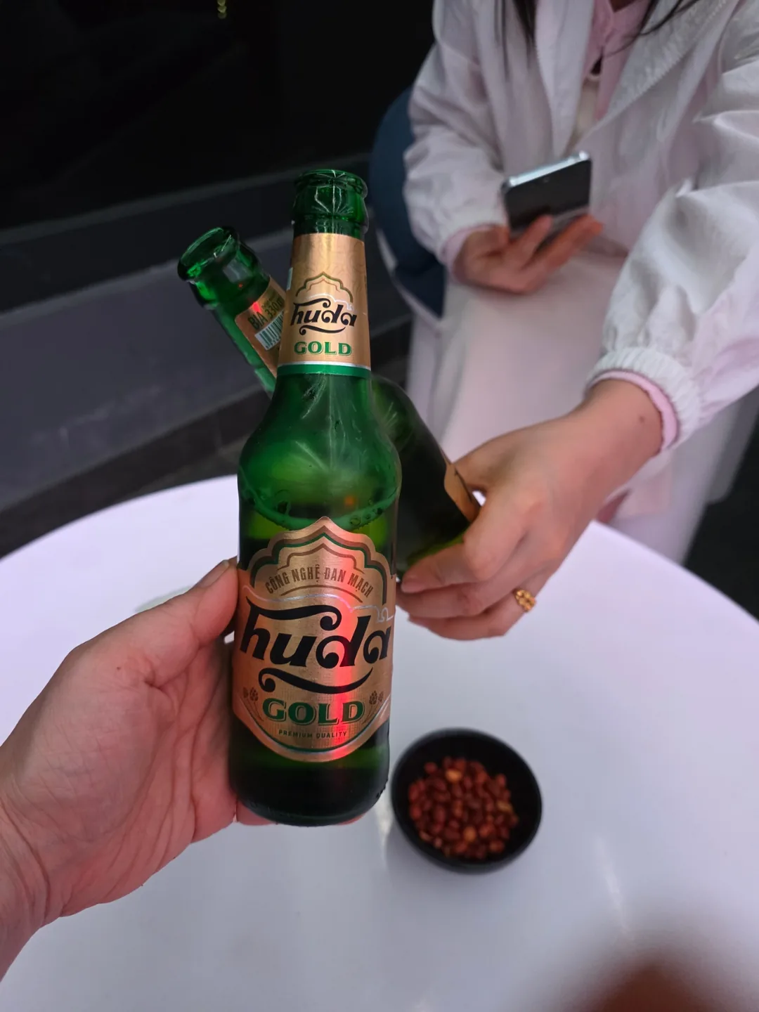 ✈️ Cùng đi đến quầy bar trên sân thượng của khách sạn Radisson nhé.
