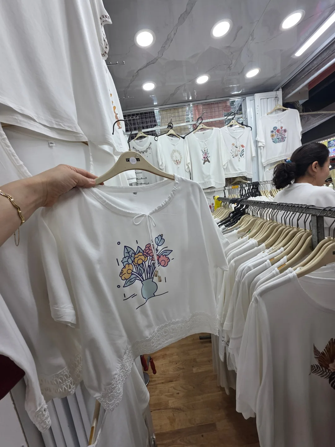 ✈️ Mua sắm tại chợ Xin Chào