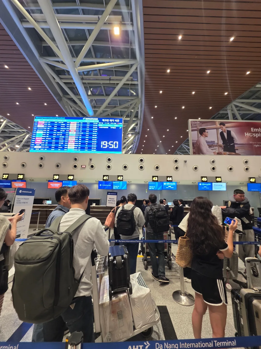 🚩Hàng chờ ra vé fast track xuất cảnh ở sân bay Đà Nẵng là chuyện hên xui à?
